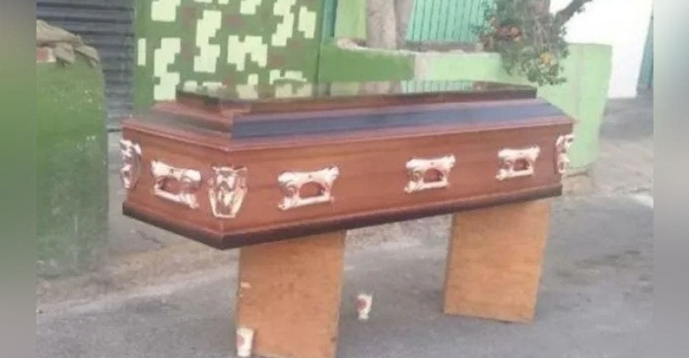 Su familia deja su cuerpo en plena calle porque no querían darle el último adiós Su familia deja su cuerpo en plena calle porque no querían darle el último adiós