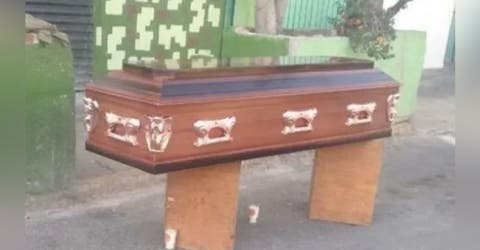 Su familia deja su cuerpo en plena calle porque no querían darle el último adiós