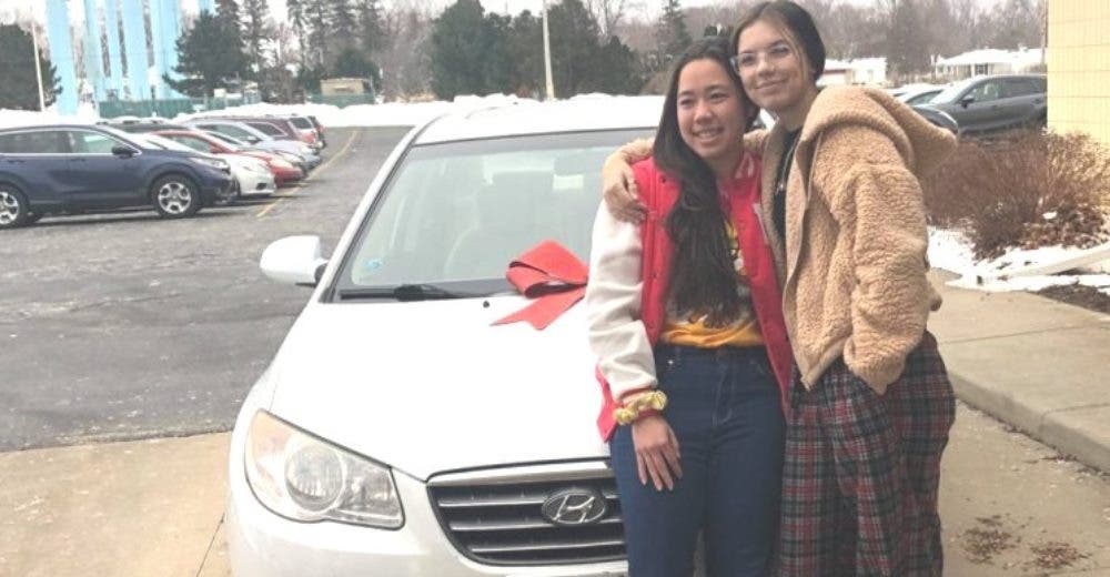 Se gana el auto que rifaron en la empresa donde trabaja y lo rechaza al ver a su amiga llorar Se gana el auto que rifaron en la empresa donde trabaja y lo rechaza al ver a su amiga llorar