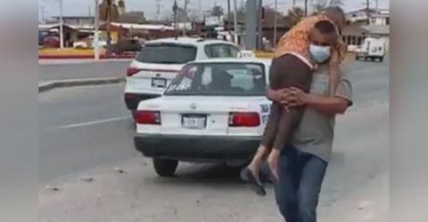 «La llevó como a un bebé» – Aparece con su madre sobre sus hombros pidiendo ayuda