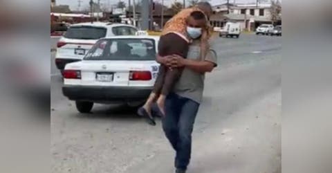 Captan a un joven cargando a su madre enferma como si fuera una bebé para protegerla