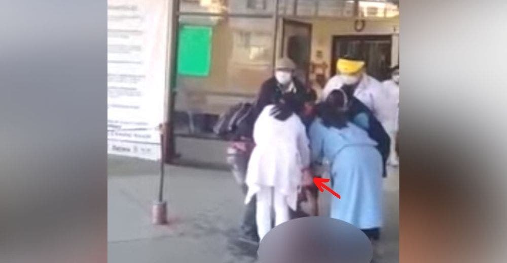 Una mujer da a luz de pie fuera del hospital porque se negaron a recibirla en urgencias
