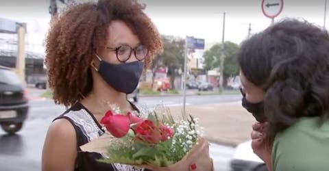 Intercepta a la humilde mujer que vendía flores en un semáforo y la hace llorar