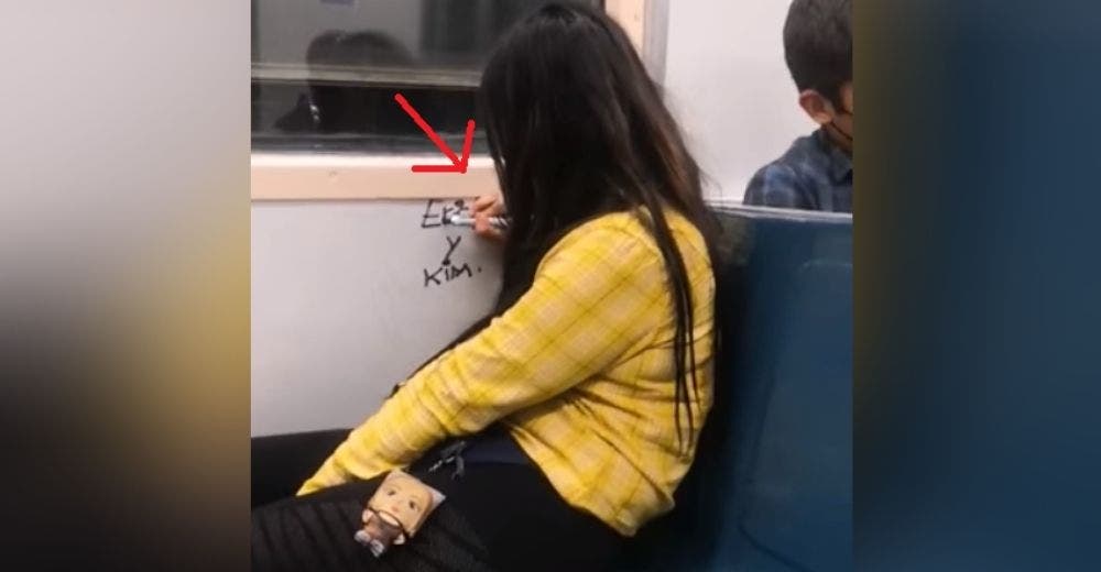 Interceptan a la pasajera que escribía en el vagón del metro y alertan a la policía