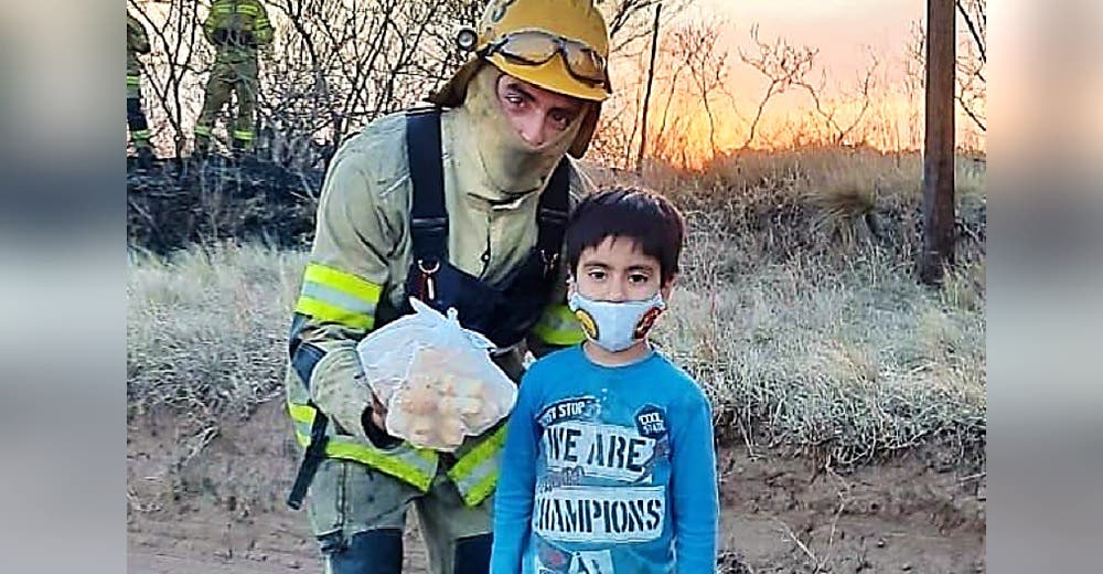 Un niño de 5 años renuncia a todo el dinero de sus ahorros para agradecerles a los bomberos Un niño de 5 años renuncia a todo el dinero de sus ahorros para agradecerles a los bomberos