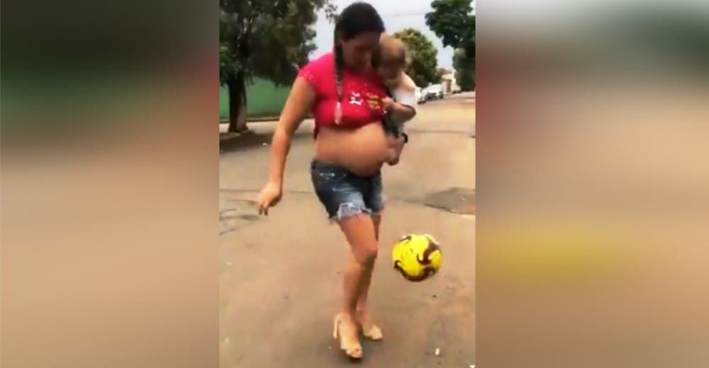 Embarazada, con tacones y su hijo en brazos muestra su extraordinario talento con el balón