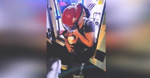 Interrumpe su trabajo apagando un incendio para atender a un bebé sin saber que la fotografiaban