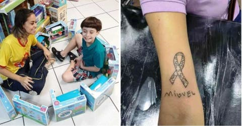 La trabajadora de una juguetería se tatúa el nombre de un niño autista para recordarlo siempre