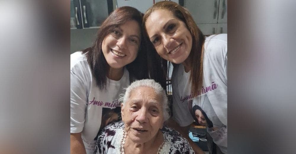 Se reencuentra con su hermana gemela 53 años después de que fuera dada en adopción Se reencuentra con su hermana gemela 53 años después de que fuera dada en adopción