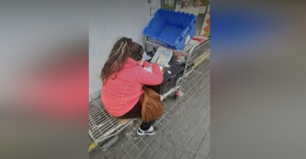 En plena calle una niña de 10 años intenta estudiar a distancia mientras trabaja