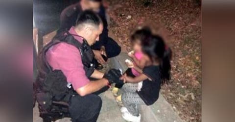 Policías actúan al ver a dos niñas de 4 y 2 años arriesgando su vida en una peligrosa avenida