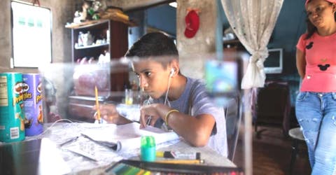 Un niño con Asperger vende sus dibujos para ayudar a su mamá y comprar comida