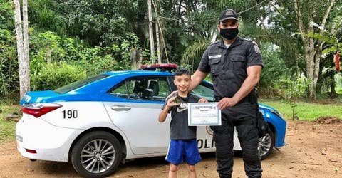 La policía reconoce la valentía del niño de 8 años que buscó ayuda al ver un trágico accidente