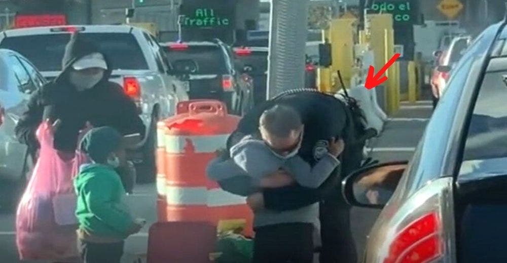 Un policía se acerca a 2 niños atemorizados en la calle sin saber que alguien lo grababa Un policía se acerca a 2 niños atemorizados en la calle sin saber que alguien lo grababa