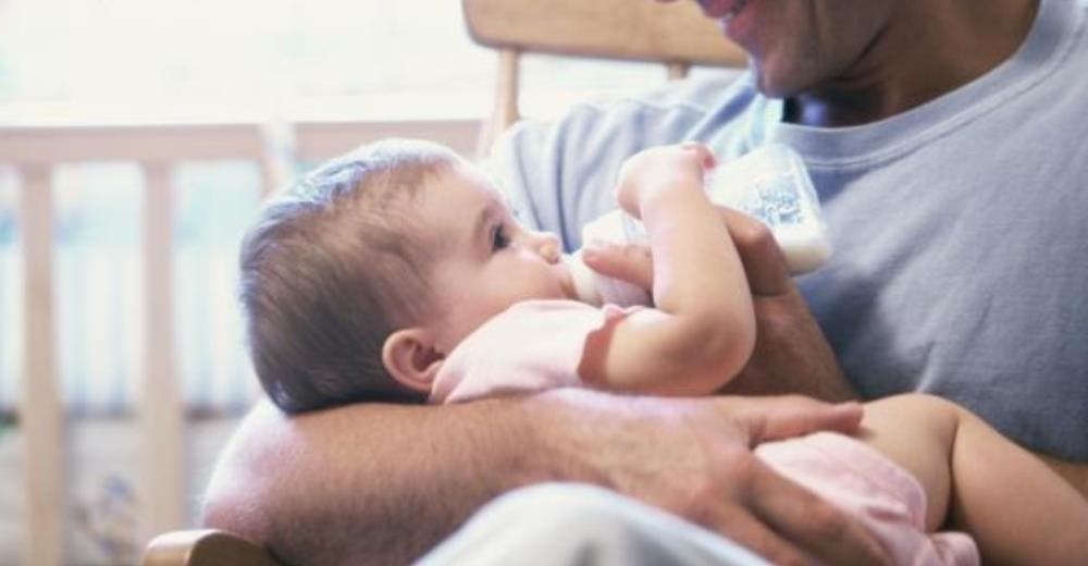 Un padre es señalado por fabricar una leche especial para su bebé porque quiere que sea vegano