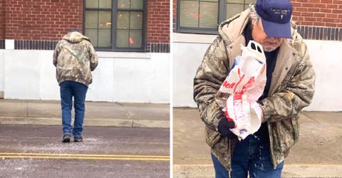 Se acerca preocupado con una bolsa sin saber que su hija lo estaba fotografiando