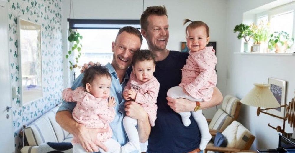 Una pareja del mismo género es la primera en su país en convertirse en padres de 3 niñas