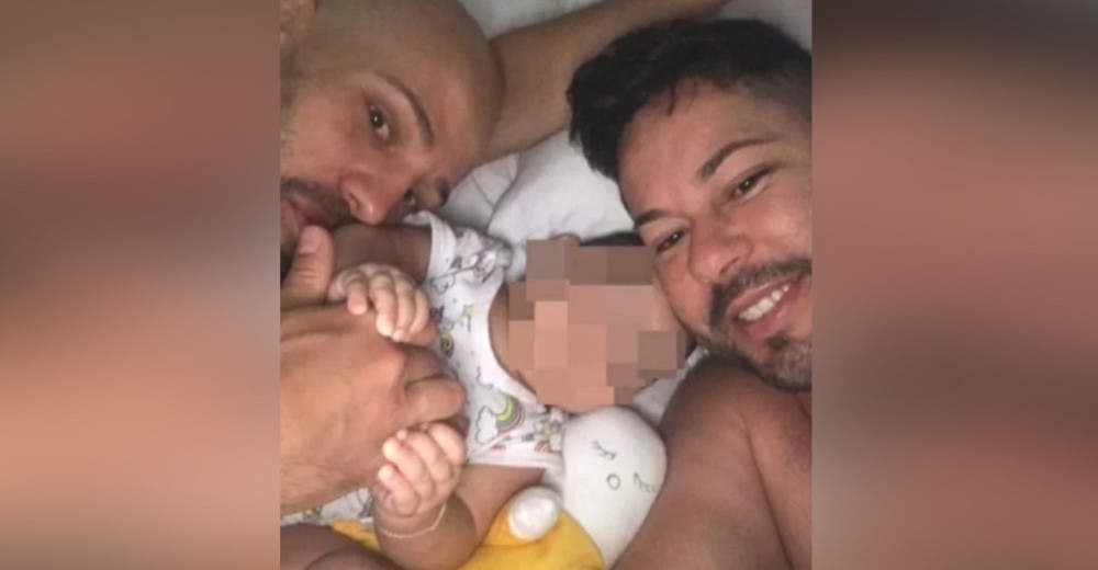 Obligan a una pareja del mismo género a regresar a la bebé que adoptaron Obligan a una pareja del mismo género a regresar a la bebé que adoptaron