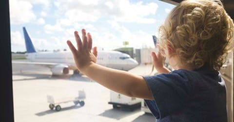 Un avión aterriza de emergencia porque una pasajera dejó a su bebé en la sala de espera