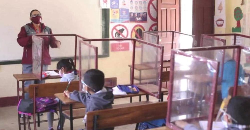 Una noble maestra gasta su salario con tal de proteger a sus humildes alumnos Una noble maestra gasta su salario con tal de proteger a sus humildes alumnos