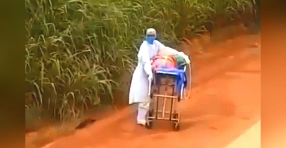 Una enfermera recorre kilómetros en una carretera intentando salvar a un paciente de COVID-19