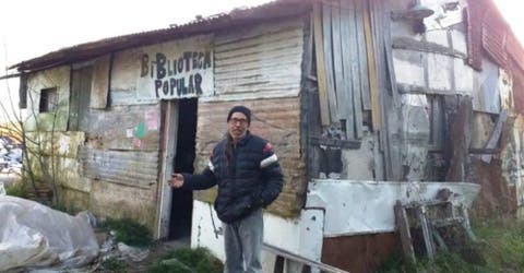 Aprende a leer a los 14 años y abre una humilde biblioteca para ayudar a los niños más pobres