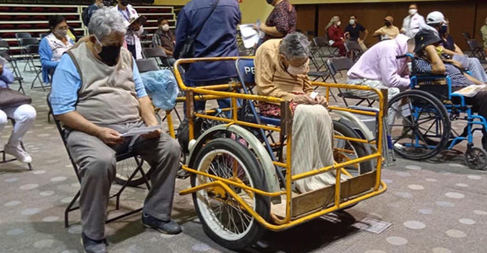 Lleva a su esposa enferma en un triciclo para pedir que la vacunaran emocionando a los presentes Lleva a su esposa enferma en un triciclo para pedir que la vacunaran emocionando a los presentes