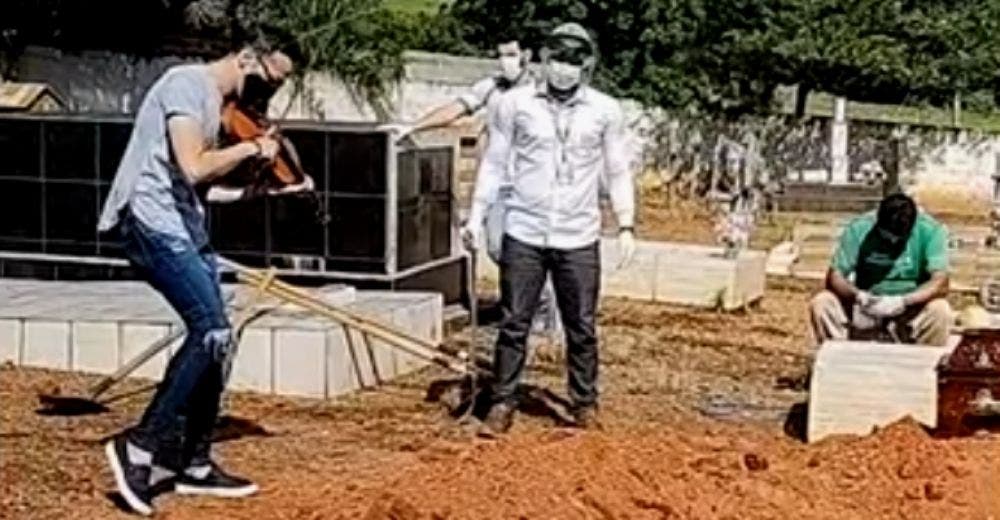 Se desploma al tocar con su violín una canción despidiéndose para siempre de su madre Se desploma al tocar con su violín una canción despidiéndose para siempre de su madre