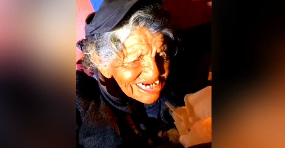 Una humilde mujer sin hogar responde qué necesita para sonreír sin saber que era grabada Una humilde mujer sin hogar responde qué necesita para sonreír sin saber que era grabada
