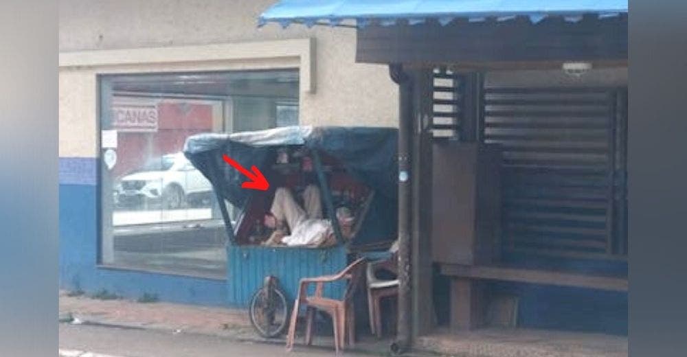 Un abuelito sobrevive dentro de su humilde carrito de dulces desde que perdió a su esposa