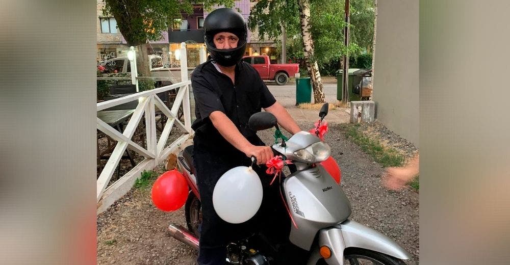 Hacen llorar al humilde empleado que caminaba 14 kilómetros diarios para trabajar Hacen llorar al humilde empleado que caminaba 14 kilómetros diarios para trabajar