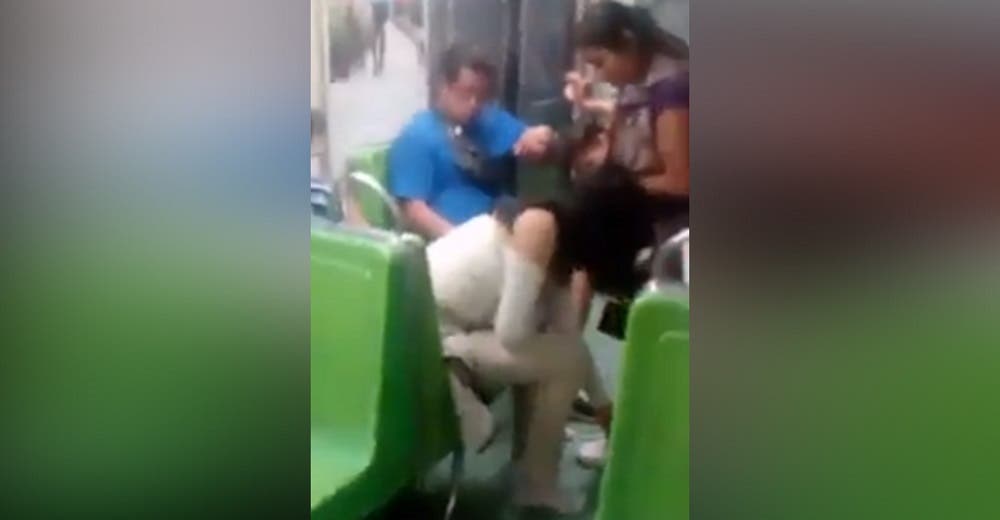 Graban el acto de una joven hacia la mujer indígena descalza que vio en el metro