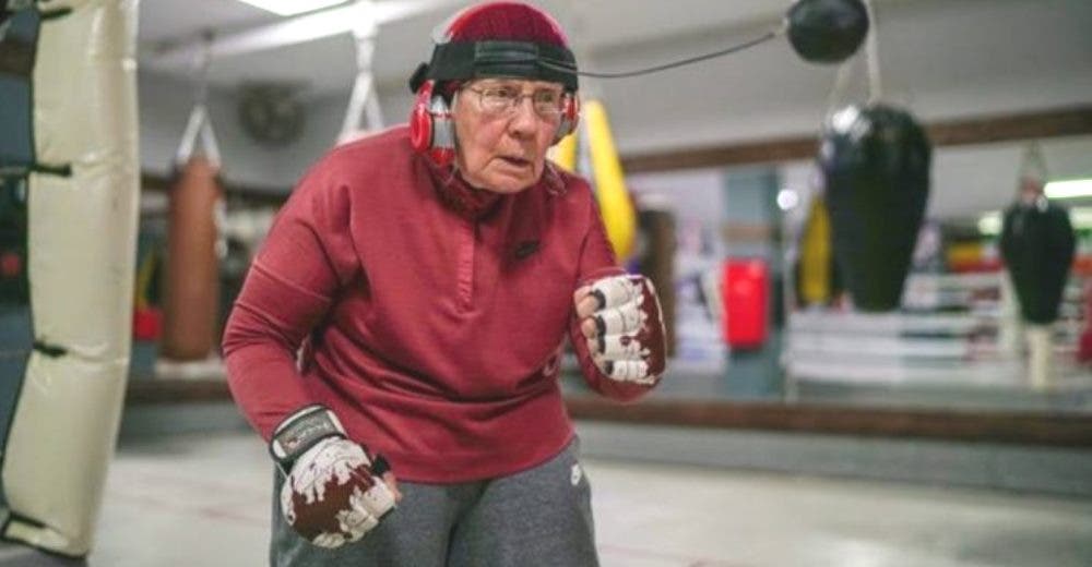 Una abuelita de 75 años practica boxeo para mejorar su calidad de vida -«Salgan a hacer deporte»