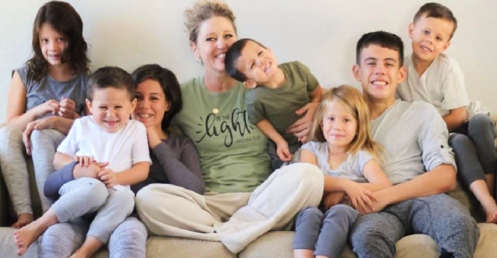 Adoptan a los 7 hermanitos que perdieron a sus padres trágicamente Adoptan a los 7 hermanitos que perdieron a sus padres trágicamente