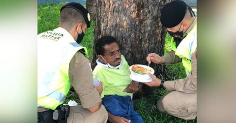 Dos policías se acercan a un hombre discapacitado que suplicaba algo para comer