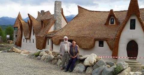 Una pareja de abuelitos vende lo que tenía para construir un castillo con materiales orgánicos