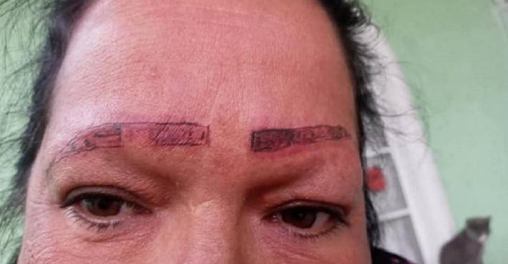 Acude a un centro estético para tatuar sus cejas y sale indignada y con el rostro dañado