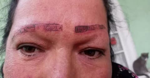 Denuncia a los falsos tatuadores que dejaron avergonzada a su mamá y se hace viral
