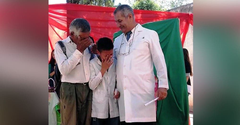 Rompe en llanto con su abuelito al terminar la primaria tras caminar juntos 6 kilómetros diarios Rompe en llanto con su abuelito al terminar la primaria tras caminar juntos 6 kilómetros diarios