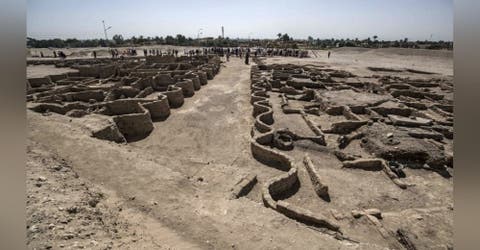 Encuentran una ciudad que estuvo oculta bajo la arena durante más de 3 mil años