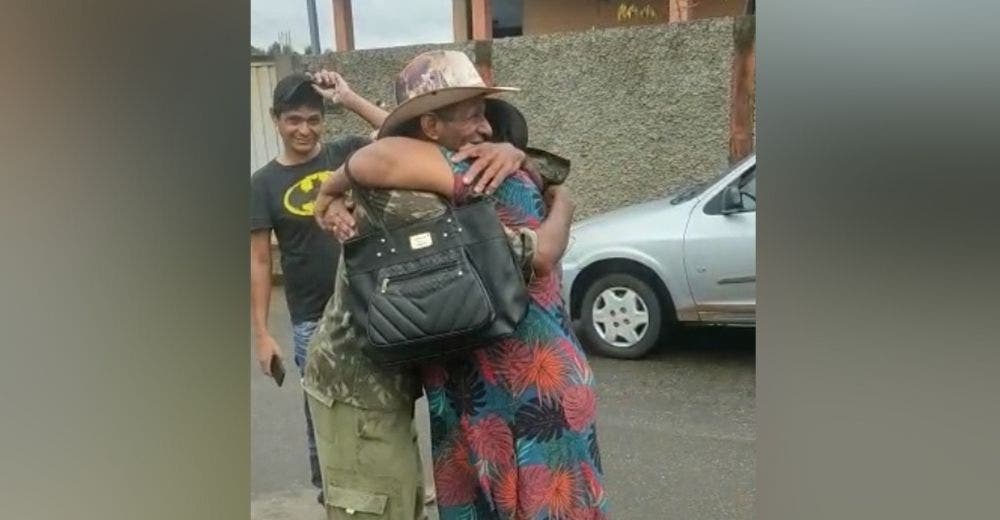 Se reencuentra con su papá 27 años después de que saliera de casa «a buscar trabajo» Se reencuentra con su papá 27 años después de que saliera de casa «a buscar trabajo»