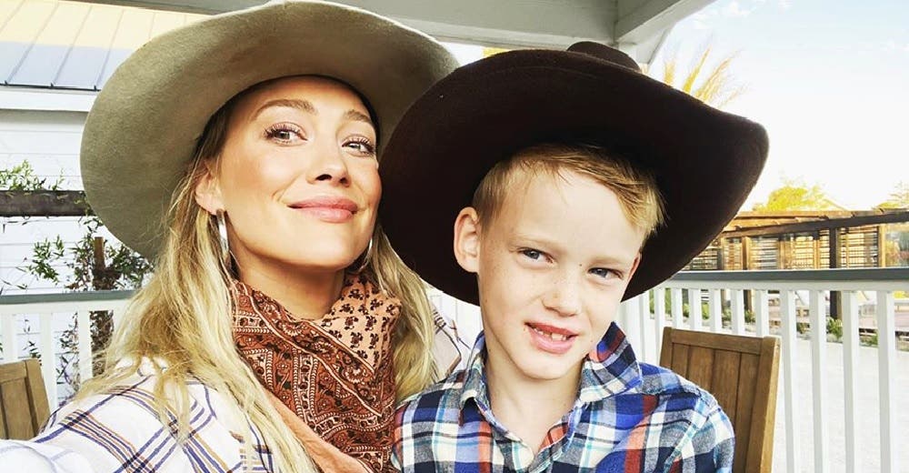 Hilary Duff responde a quienes la juzgan porque su hijo de 9 años la acompañó a dar a luz