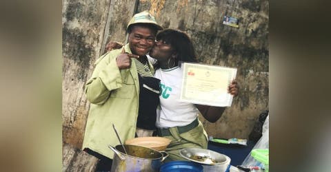 «Prometí enorgullecerte» – Acude al humilde negocio de su madre para llevarle su diploma
