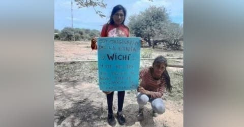 Es indígena y celebra que se graduó de maestra tras caminar 8 km al día para ir a clases