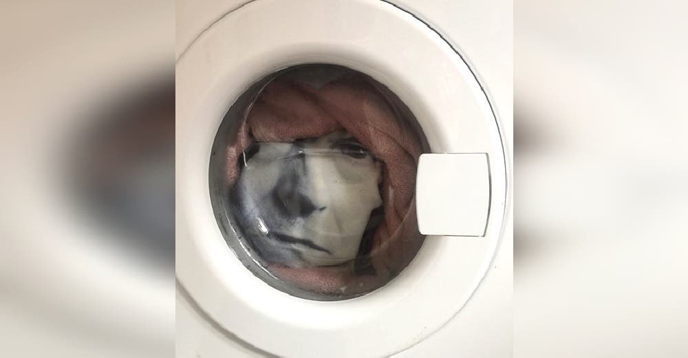 Se queda paralizado de miedo cuando ve el rostro que lo observaba en la puerta de su lavadora