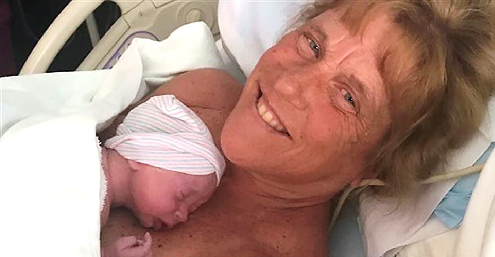 Se convierte en madre a los 57 años tras perder a su hija adolescente – «¿Acaso no debió nacer?» Se convierte en madre a los 57 años tras perder a su hija adolescente – «¿Acaso no debió nacer?»