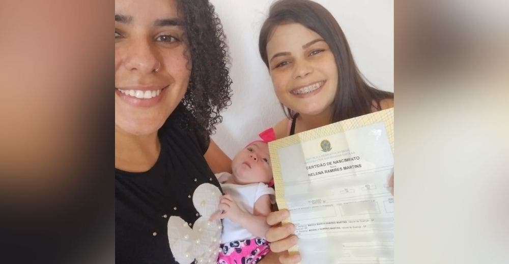 Les exigen demostrar que son capaces de criar a su hija porque son una pareja del mismo género Les exigen demostrar que son capaces de criar a su hija porque son una pareja del mismo género