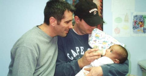 Un hombre adopta junto a su esposo al bebé que encontró en una estación de metro