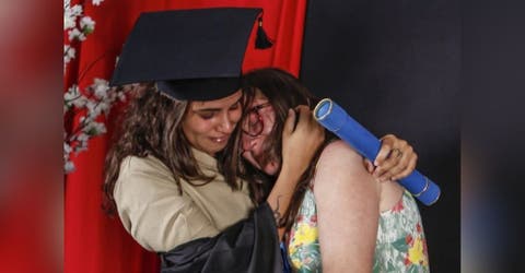 Acude vestida de conserje el día de su graduación para agradecerle a su humilde madre