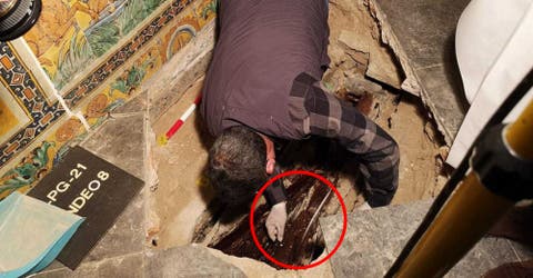 Hallan un sarcófago con el cadáver de una niña de hace 700 años en buen estado de conservación